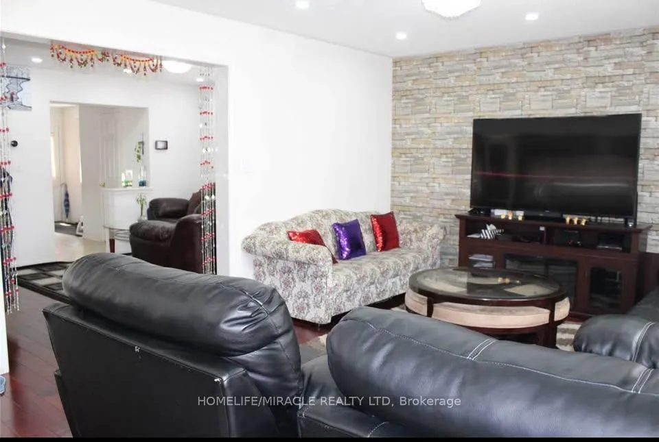 Photo 11 of Unit Main, 12 Worthington Avenue, Brampton, Fletcher's Meadow — HOMEH