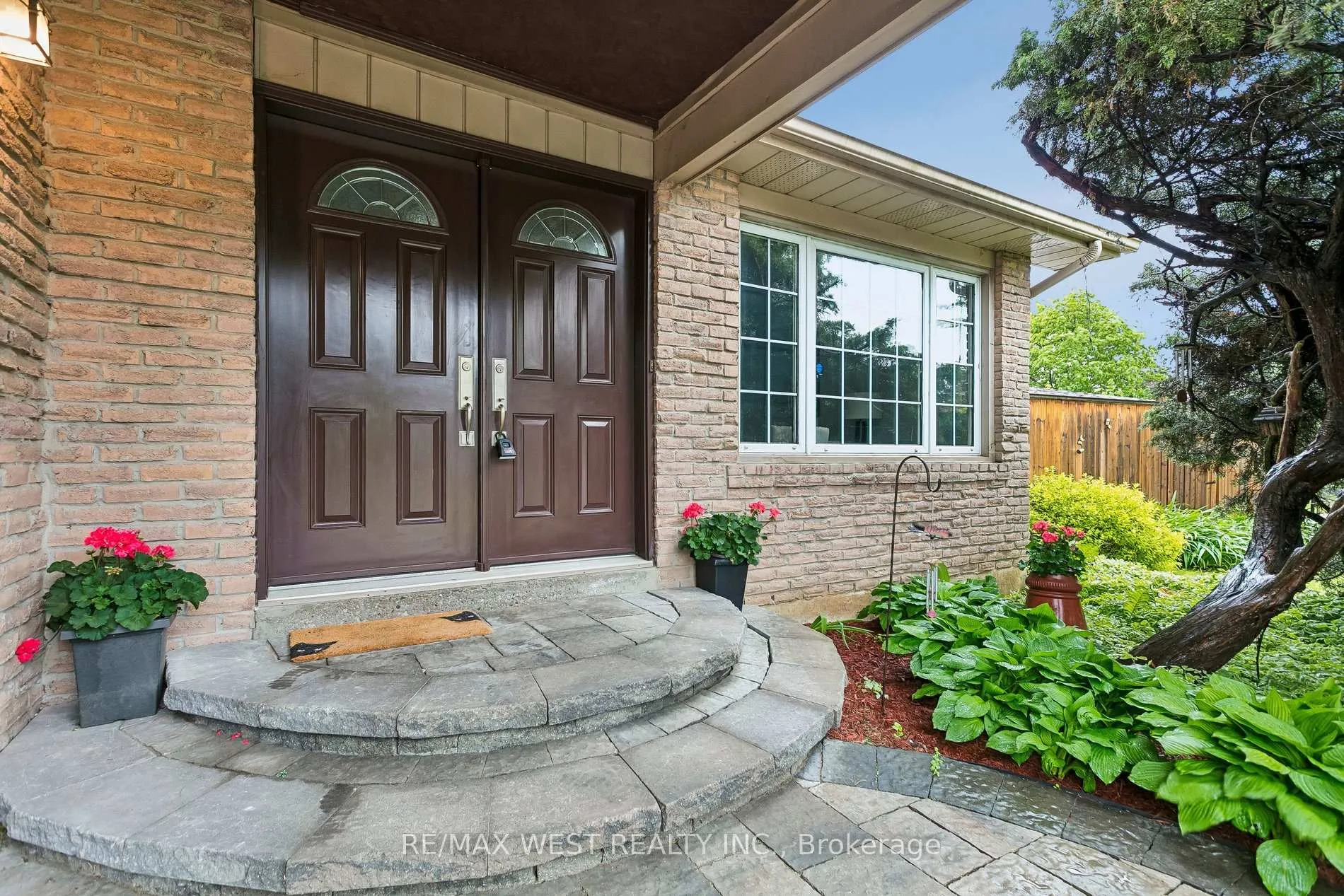 Photo 3 of 563 Joyce Boulevard, Milton, Dorset Park — HOMEH