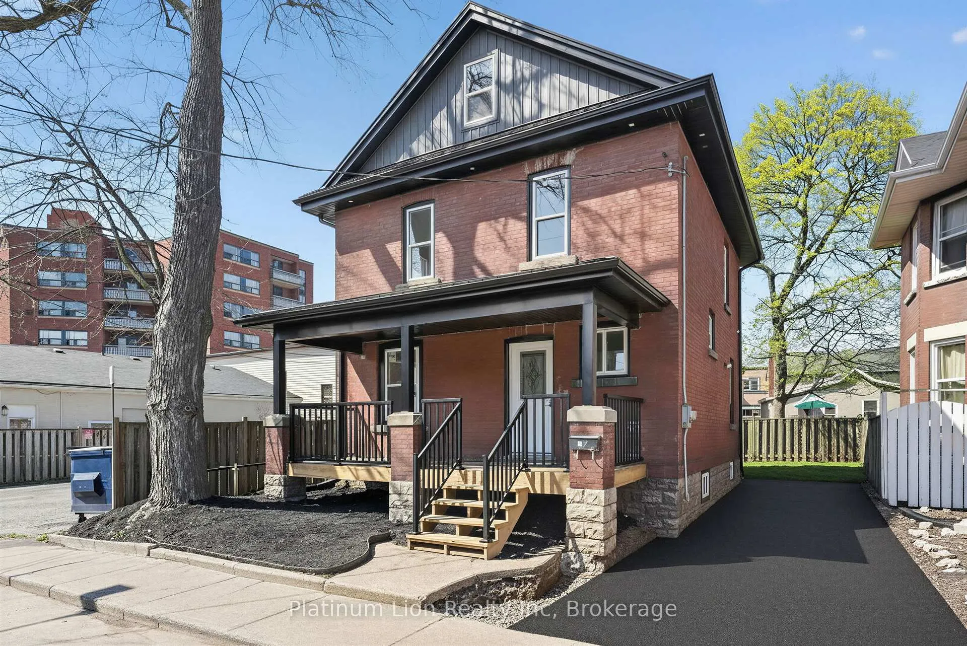 Photo 2 of 20 Avenue Place, Welland, Welland Downtown — HOMEH