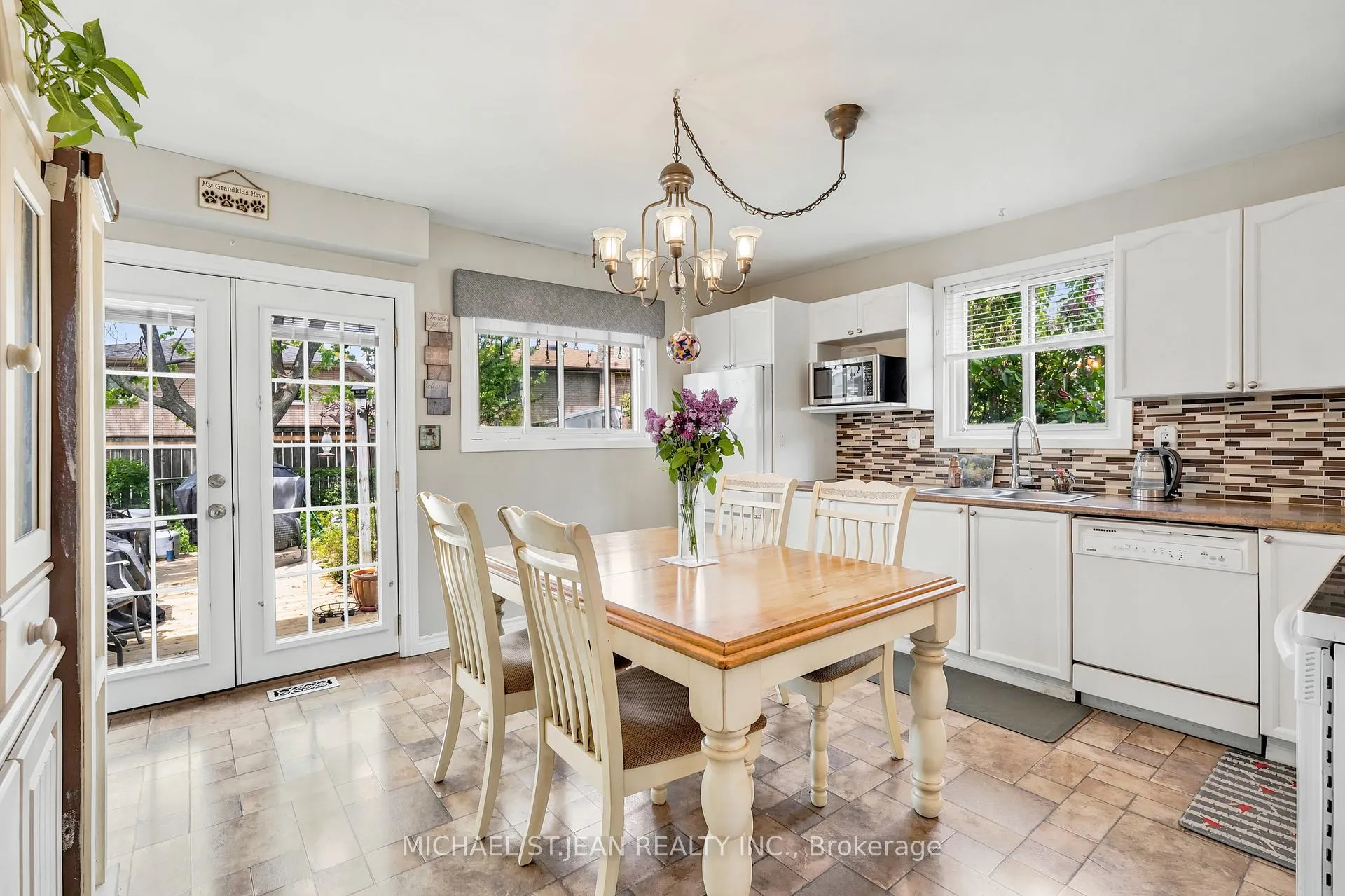 Photo 11 of 144 Bellingham Drive, Hamilton, Lawfield — HOMEH