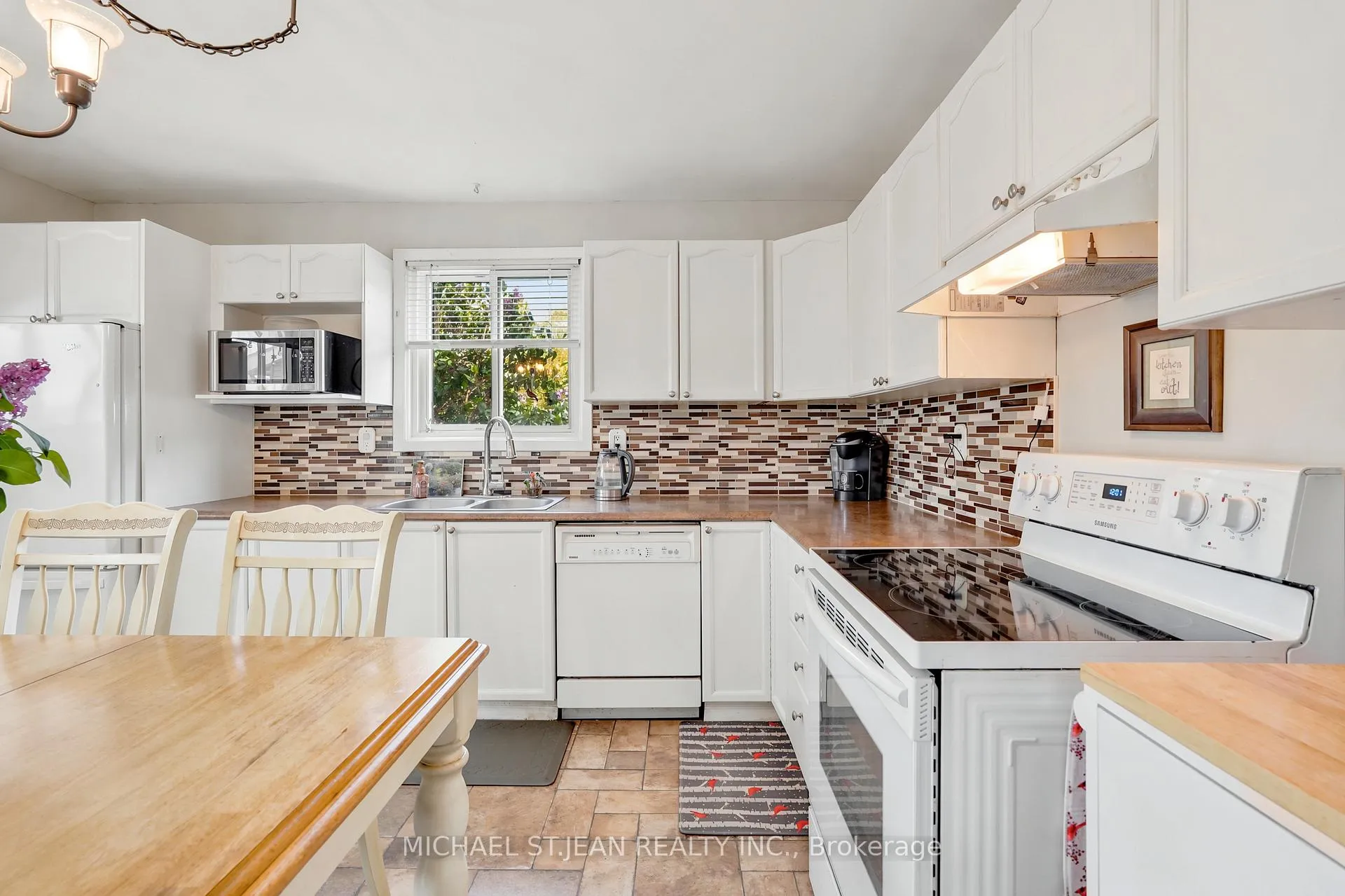Photo 12 of 144 Bellingham Drive, Hamilton, Lawfield — HOMEH