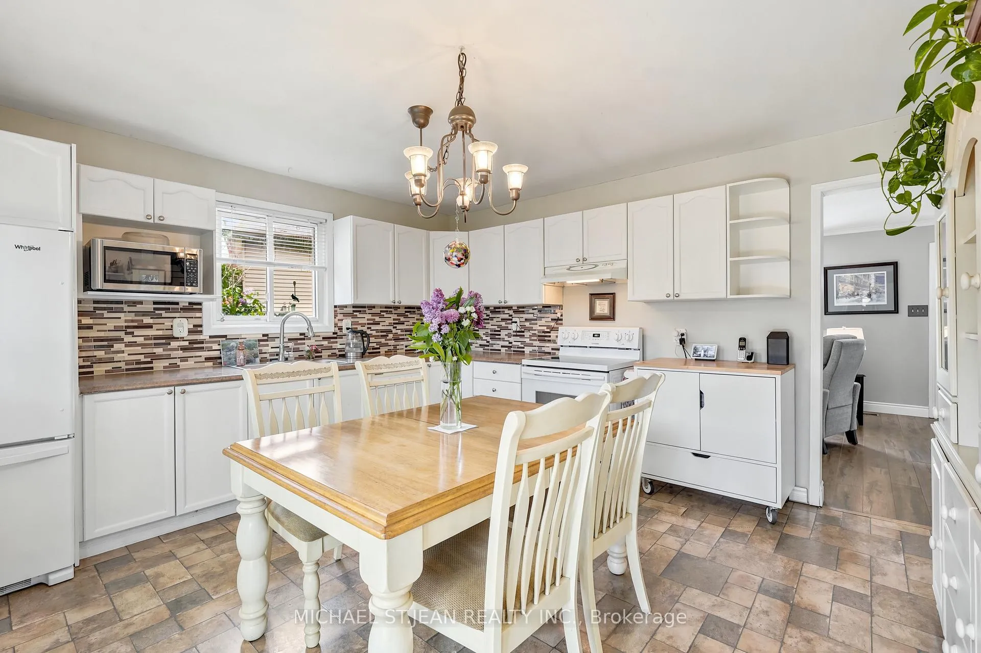 Photo 13 of 144 Bellingham Drive, Hamilton, Lawfield — HOMEH