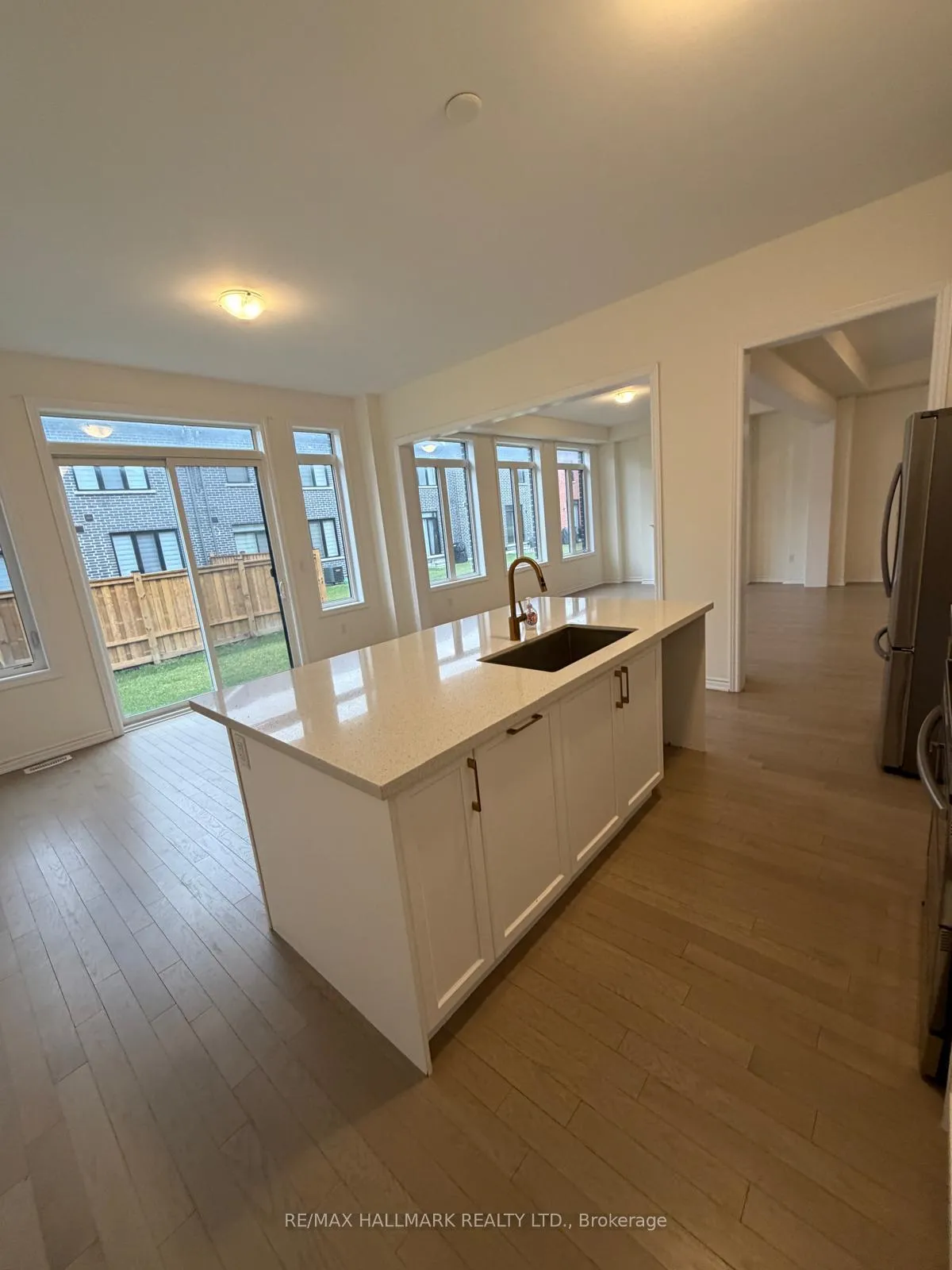 Photo 4 of 112 Weslock Crescent, Aurora, Bayview Northeast — HOMEH