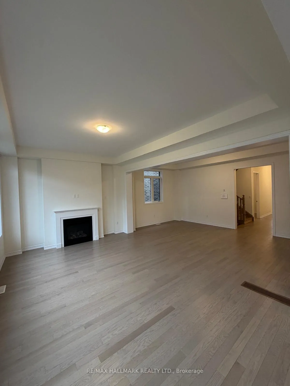 Photo 5 of 112 Weslock Crescent, Aurora, Bayview Northeast — HOMEH