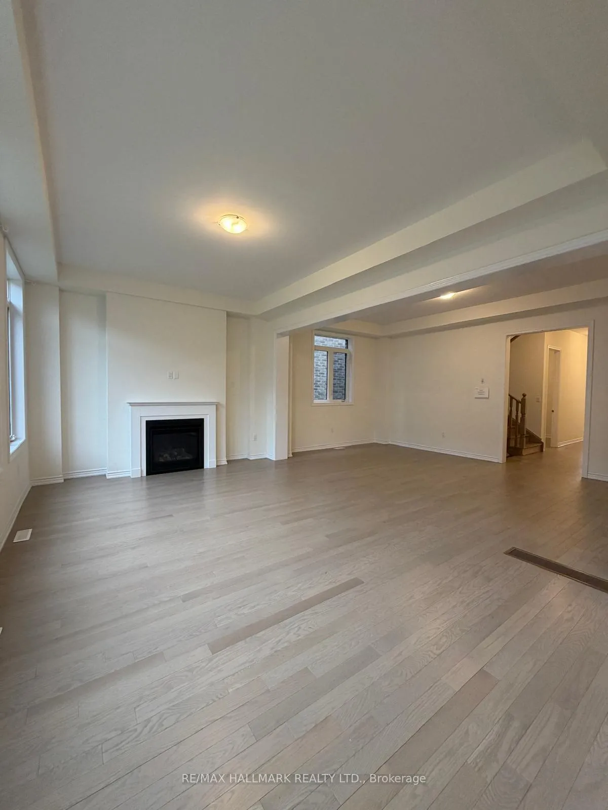 Photo 6 of 112 Weslock Crescent, Aurora, Bayview Northeast — HOMEH