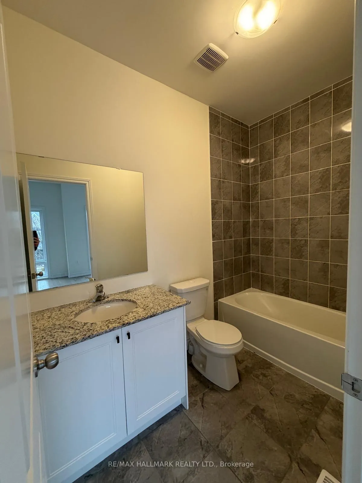 Photo 8 of 112 Weslock Crescent, Aurora, Bayview Northeast — HOMEH