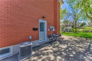 Photo 5 of 37 Gottscheer Court, Kitchener, Southdale — HOMEH