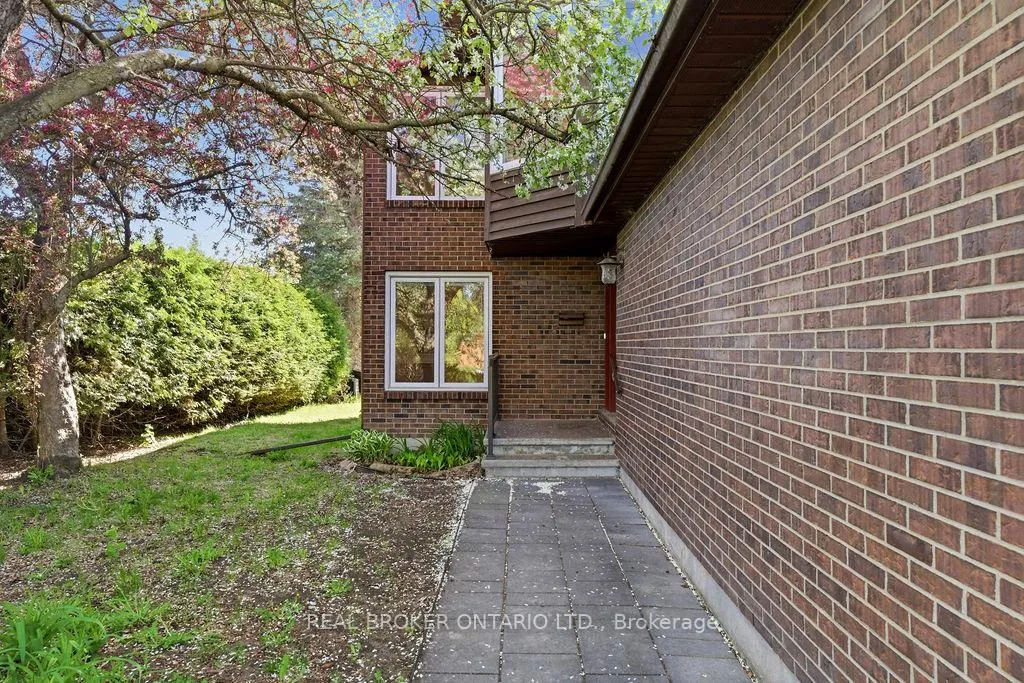 Photo 3 of 330 Fernleaf Crescent, Ottawa, Queenswood Heights South — HOMEH
