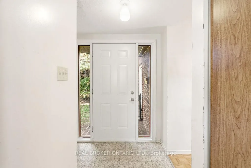 Photo 5 of 330 Fernleaf Crescent, Ottawa, Queenswood Heights South — HOMEH