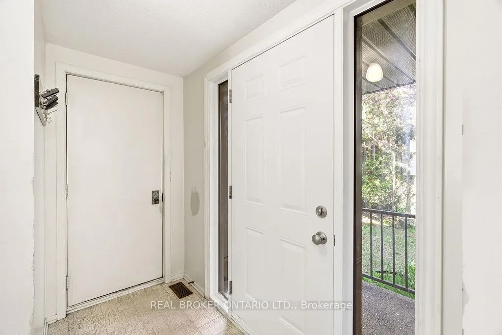 Photo 6 of 330 Fernleaf Crescent, Ottawa, Queenswood Heights South — HOMEH