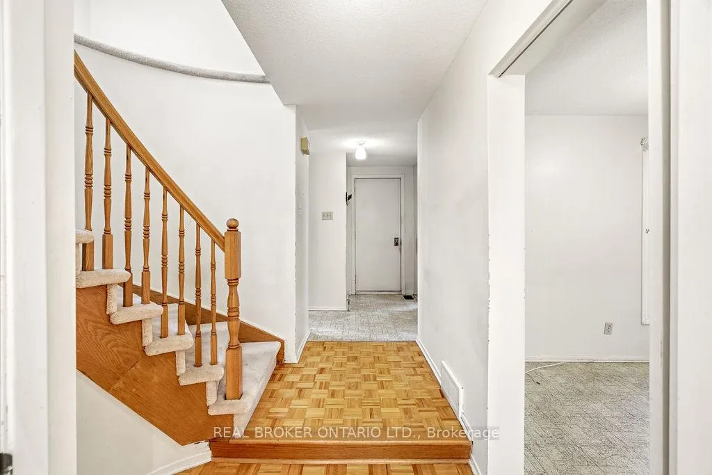 Photo 8 of 330 Fernleaf Crescent, Ottawa, Queenswood Heights South — HOMEH