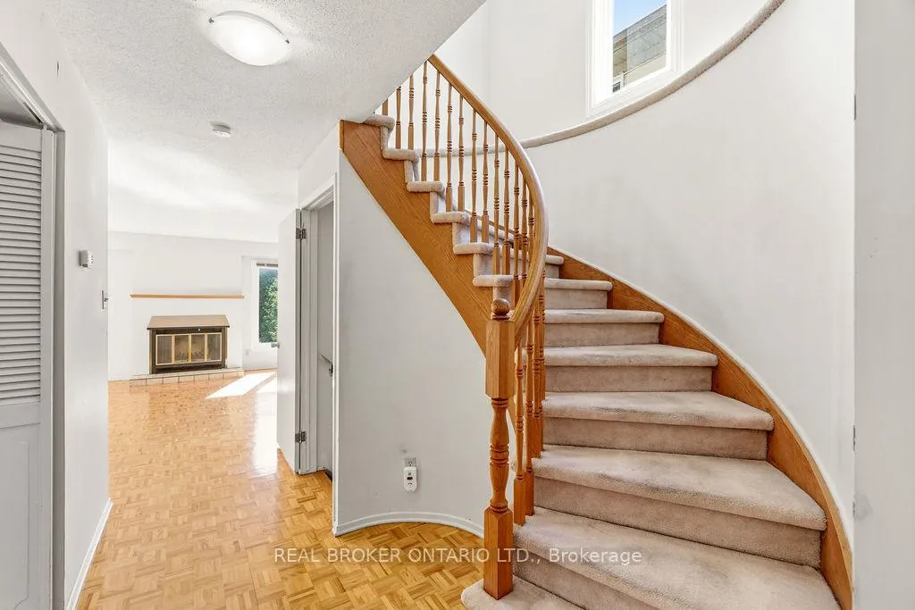 Photo 9 of 330 Fernleaf Crescent, Ottawa, Queenswood Heights South — HOMEH