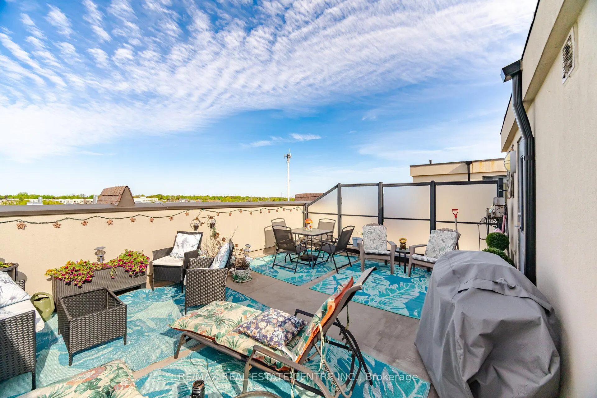 Photo 2 of Unit 211, 320 John Street, Markham, Aileen-Willowbrook — HOMEH