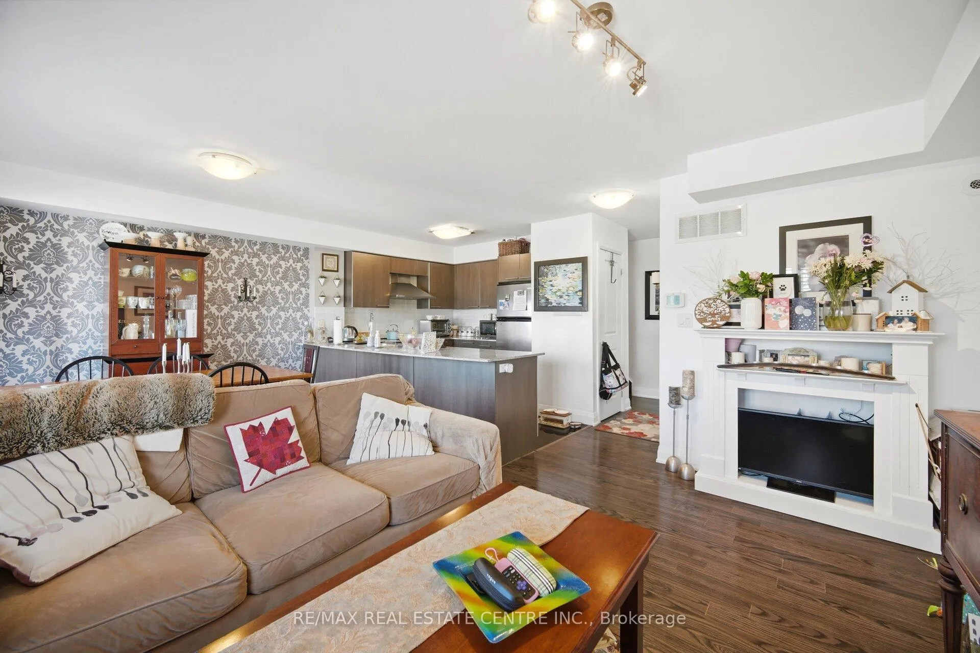Photo 6 of Unit 211, 320 John Street, Markham, Aileen-Willowbrook — HOMEH