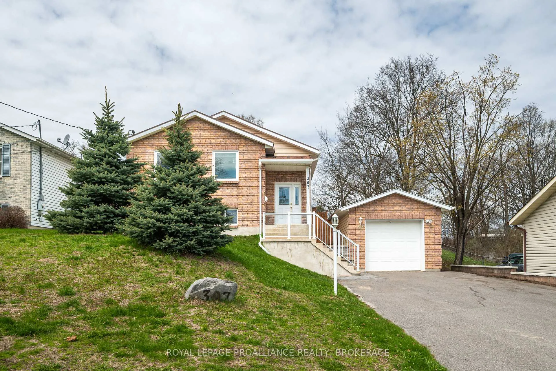 Photo 2 of 307 Amherst Drive, Loyalist, Amherstview — HOMEH