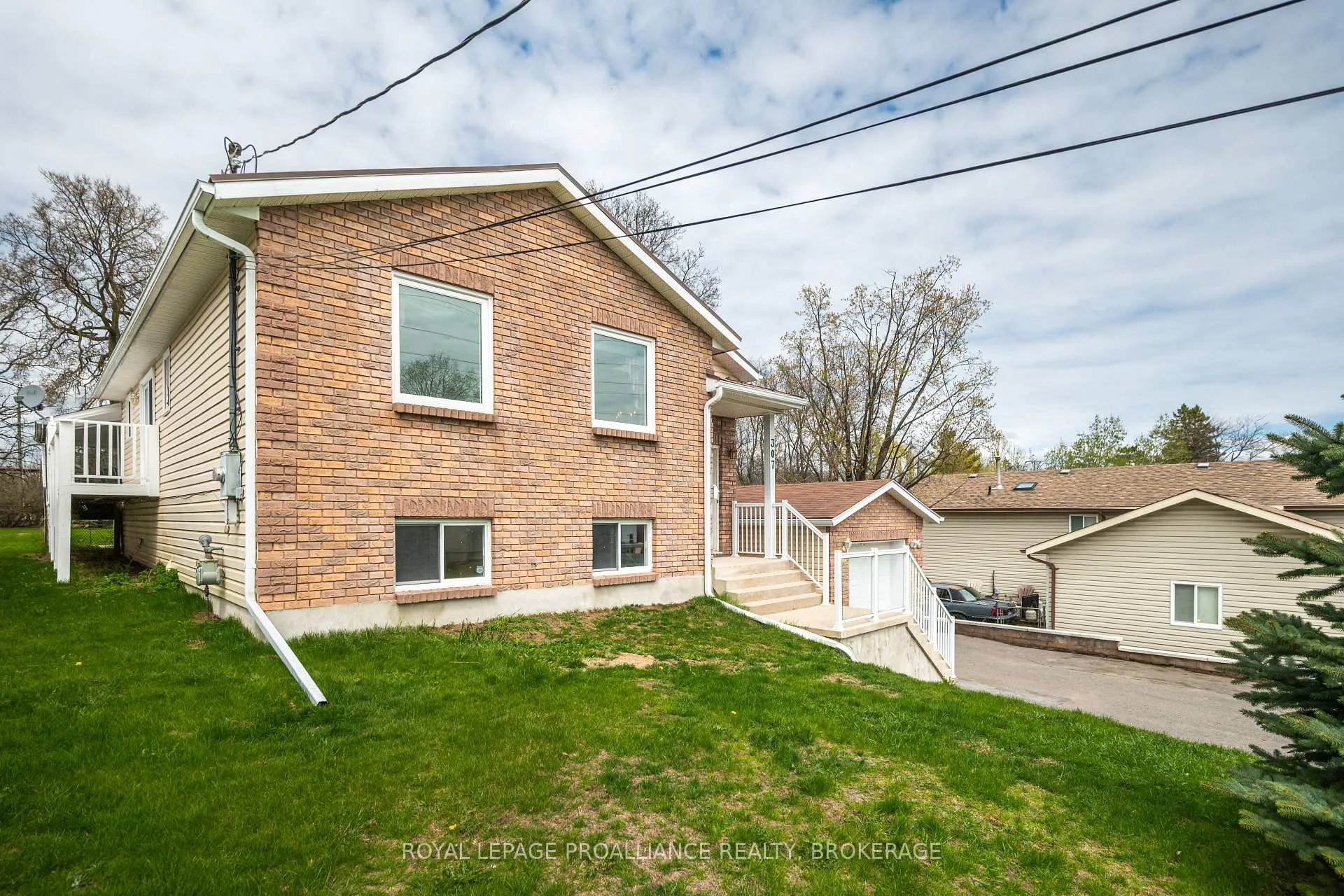 Photo 3 of 307 Amherst Drive, Loyalist, Amherstview — HOMEH