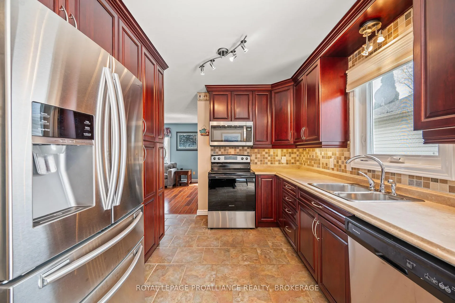 Photo 12 of 307 Amherst Drive, Loyalist, Amherstview — HOMEH