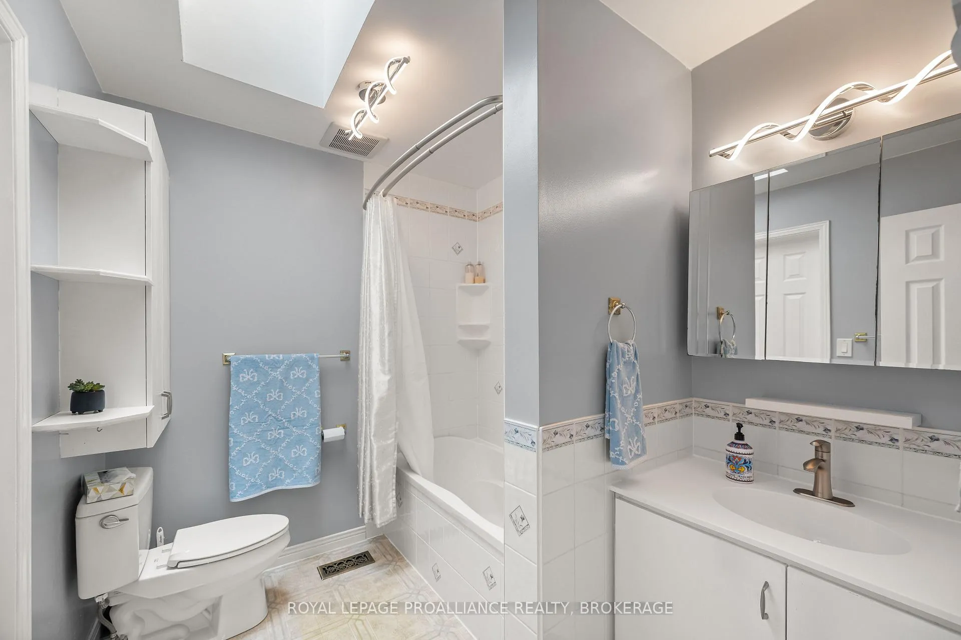 Photo 20 of 307 Amherst Drive, Loyalist, Amherstview — HOMEH
