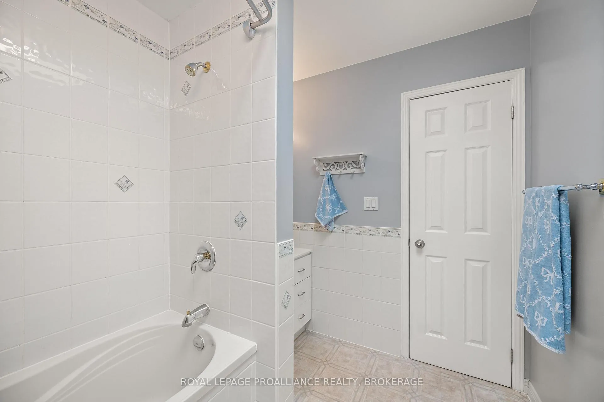 Photo 21 of 307 Amherst Drive, Loyalist, Amherstview — HOMEH