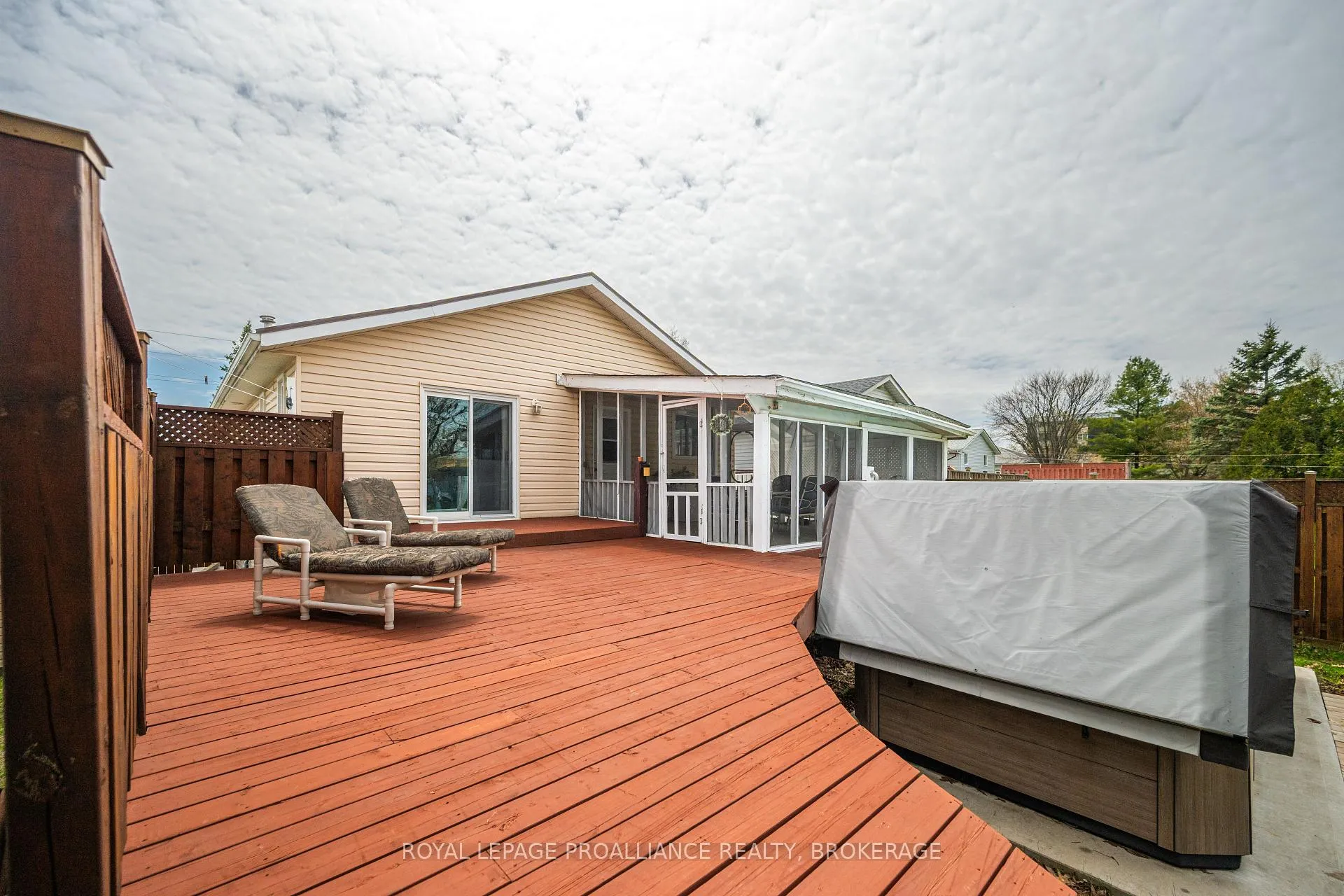 Photo 32 of 307 Amherst Drive, Loyalist, Amherstview — HOMEH