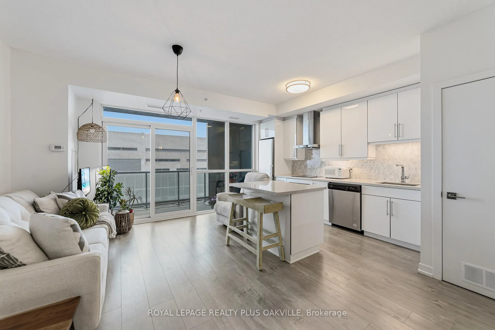 Photo 6 of Unit 2207, 2087 Fairview Street, Burlington, Freeman — HOMEH