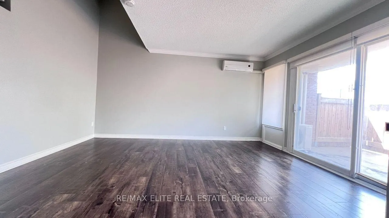 Photo 5 of 205 Milestone Crescent, Aurora, Aurora Village — HOMEH