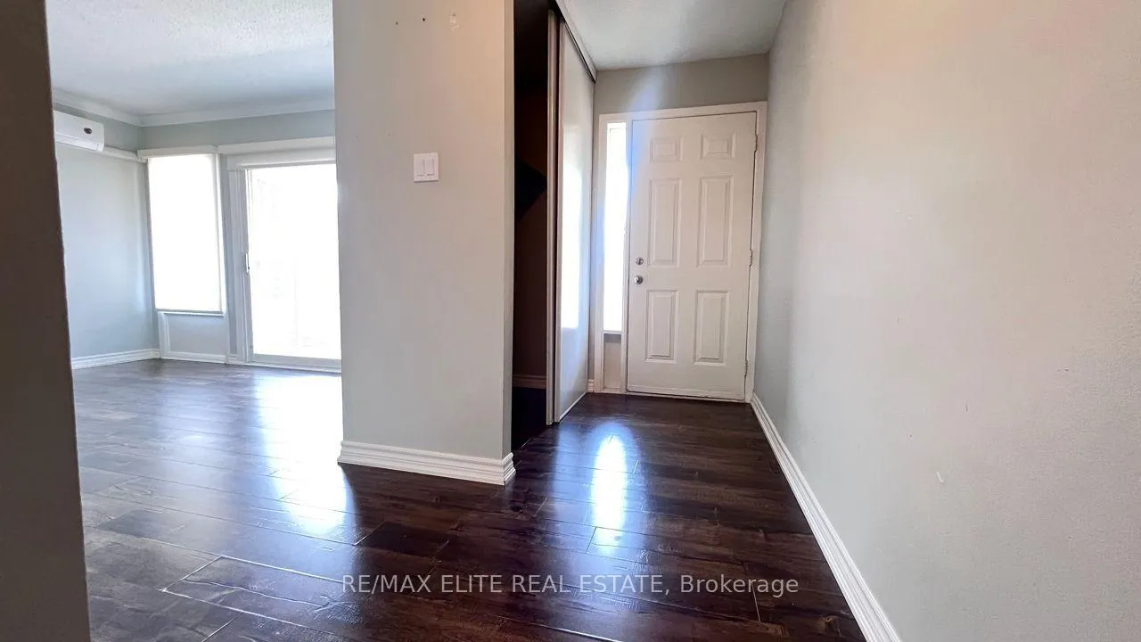 Photo 6 of 205 Milestone Crescent, Aurora, Aurora Village — HOMEH