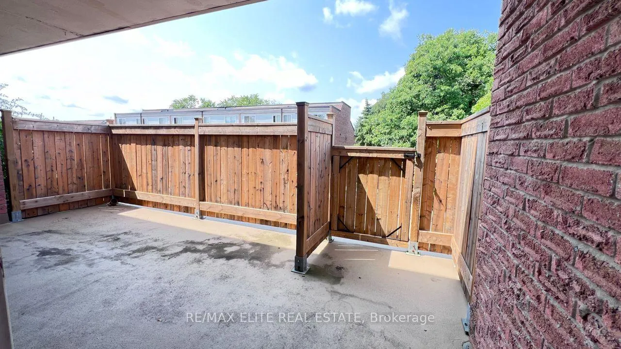 Photo 7 of 205 Milestone Crescent, Aurora, Aurora Village — HOMEH