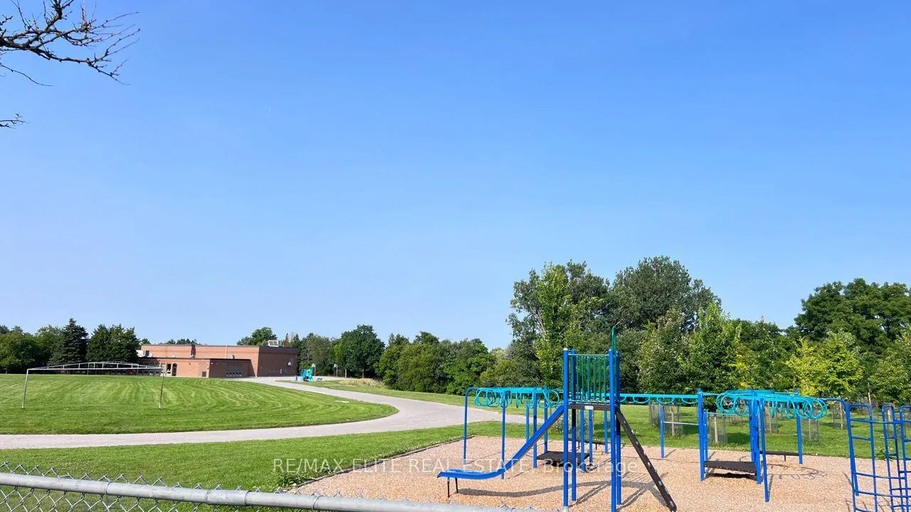 Photo 15 of 205 Milestone Crescent, Aurora, Aurora Village — HOMEH