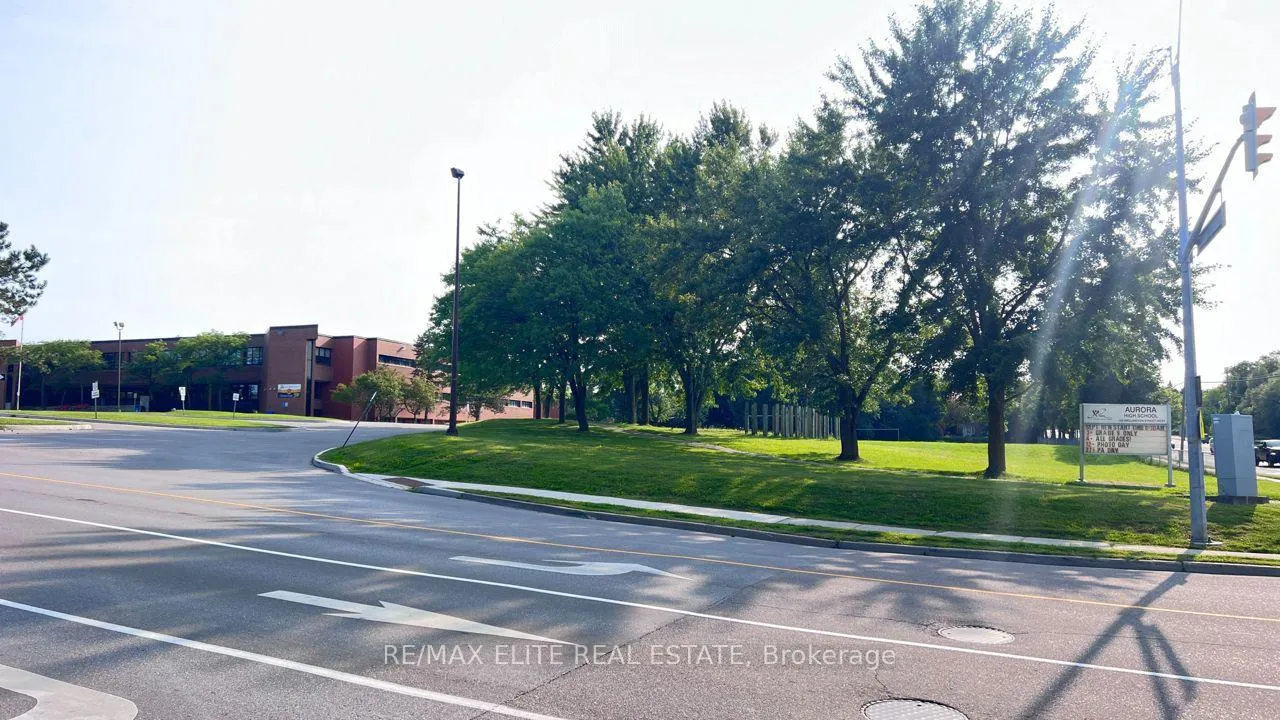 Photo 16 of 205 Milestone Crescent, Aurora, Aurora Village — HOMEH