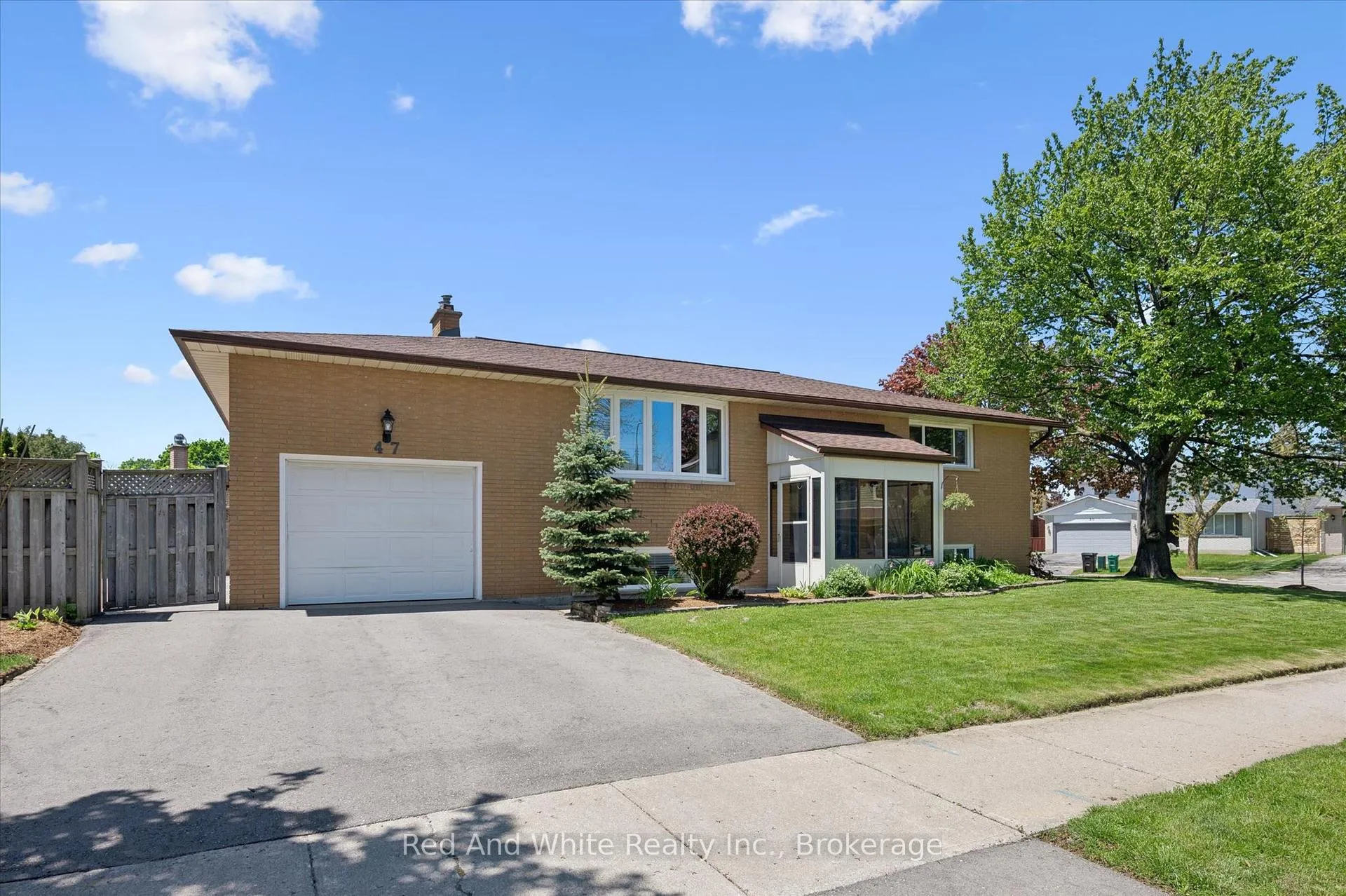 Photo 2 of 47 Oakhurst Crescent, Kitchener — HOMEH