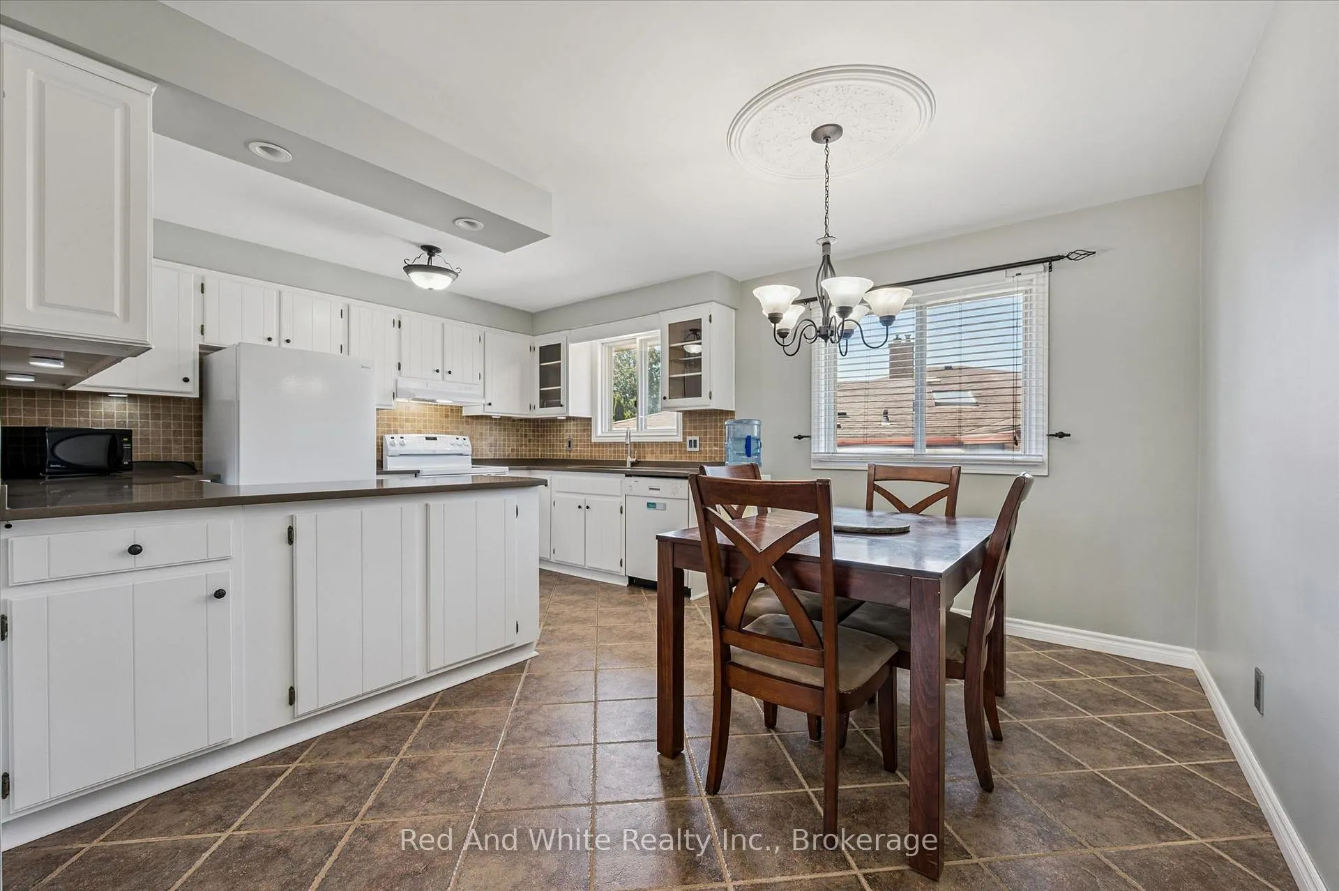 Photo 10 of 47 Oakhurst Crescent, Kitchener — HOMEH