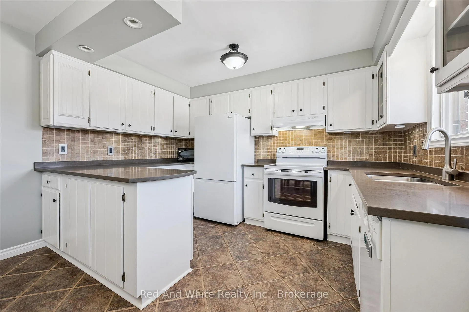 Photo 12 of 47 Oakhurst Crescent, Kitchener — HOMEH