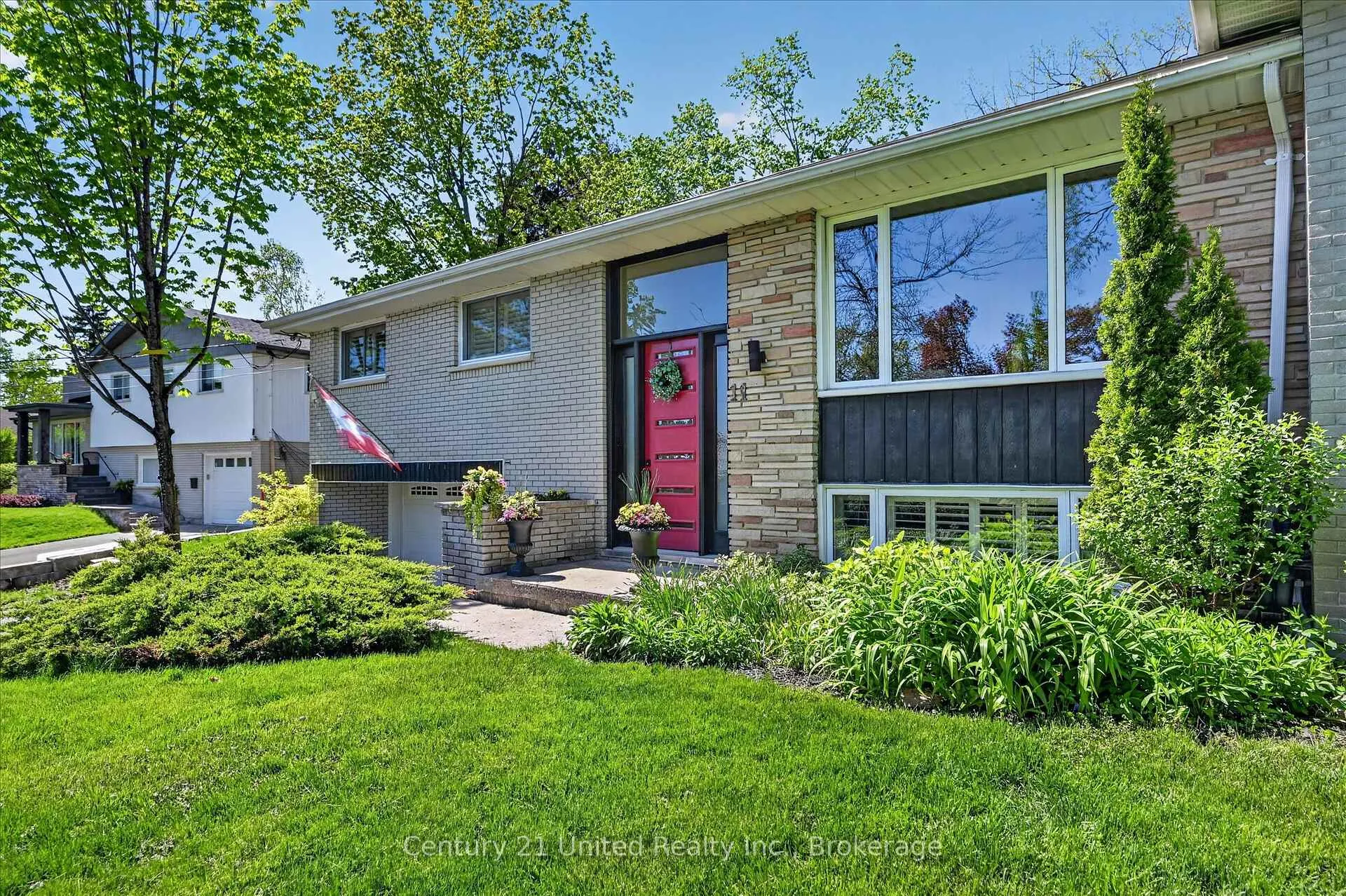 Photo 2 of 11 Crestwood Avenue, Peterborough, Monaghan Ward 2 — HOMEH