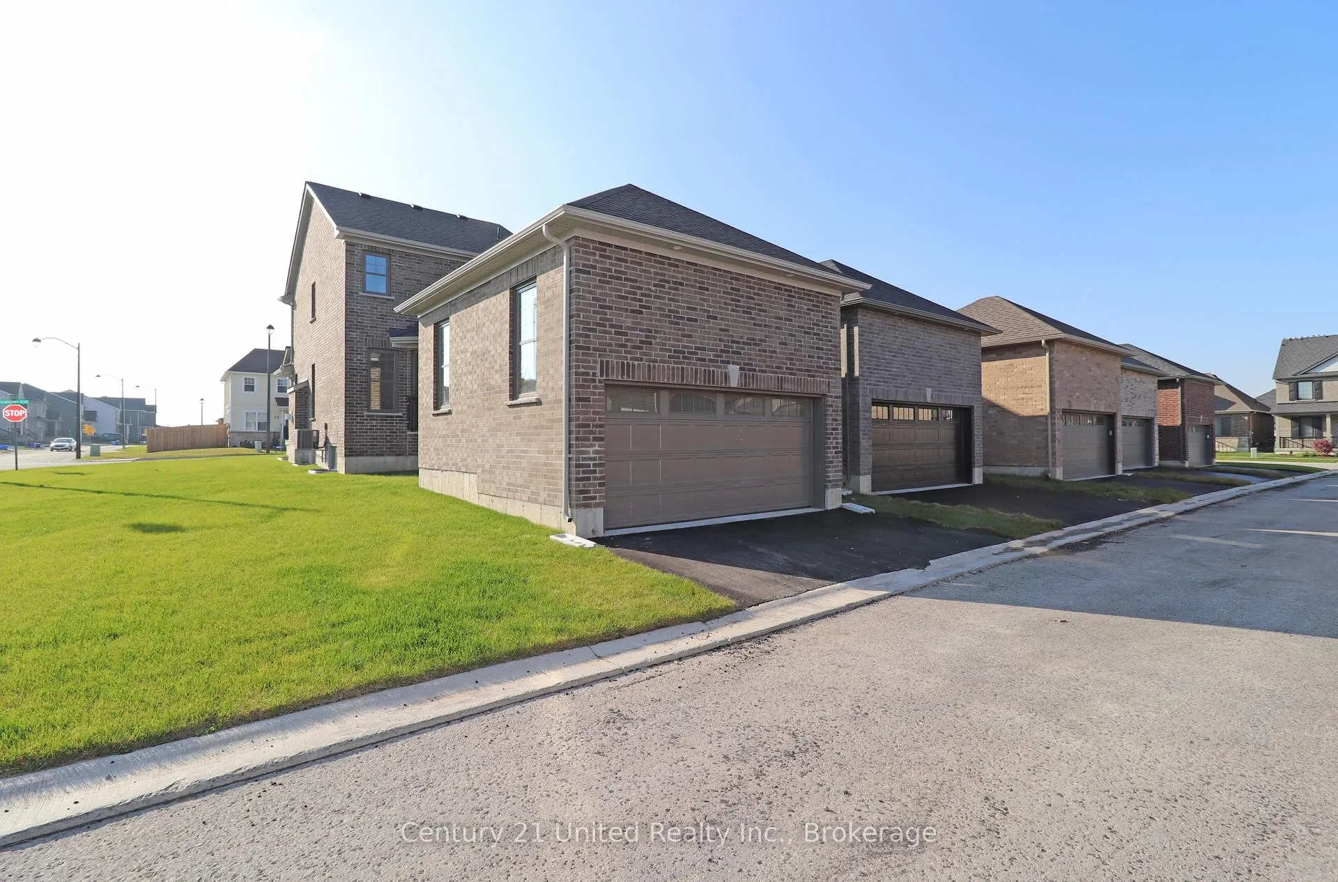Photo 33 of 228 Rowberry Boulevard, Peterborough, Northcrest Ward 5 — HOMEH