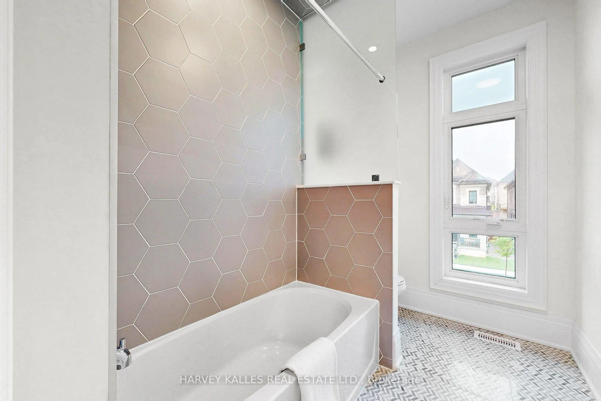 Photo 19 of 107 Winthrop Crescent, Vaughan, Vellore Village — HOMEH