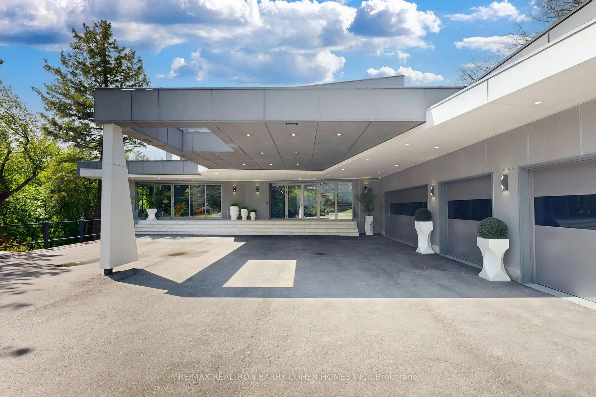 Photo 4 of 23 Hunters Glen Road, Aurora, Aurora Estates — HOMEH