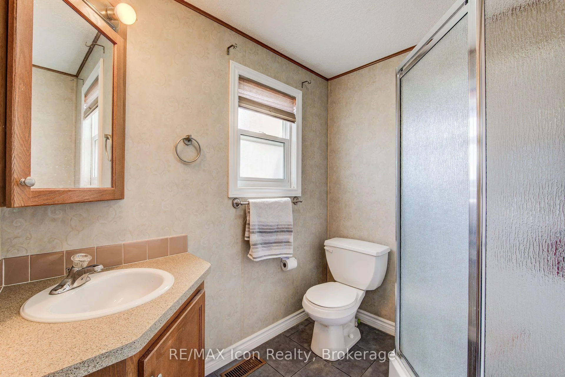Photo 4 of 11 Hemlock Crescent, Puslinch, Rural Puslinch East — HOMEH
