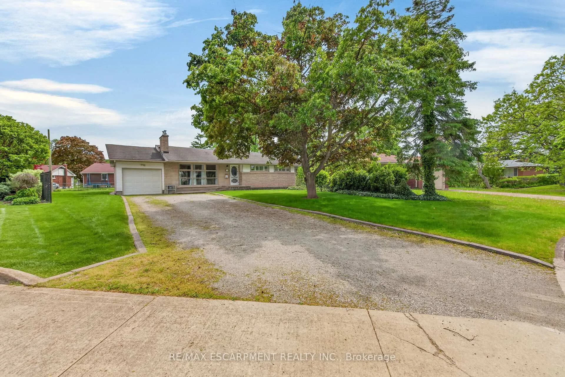 Photo 3 of 31 Larchwood Drive, St. Catharines, Glendale/Glenridge — HOMEH