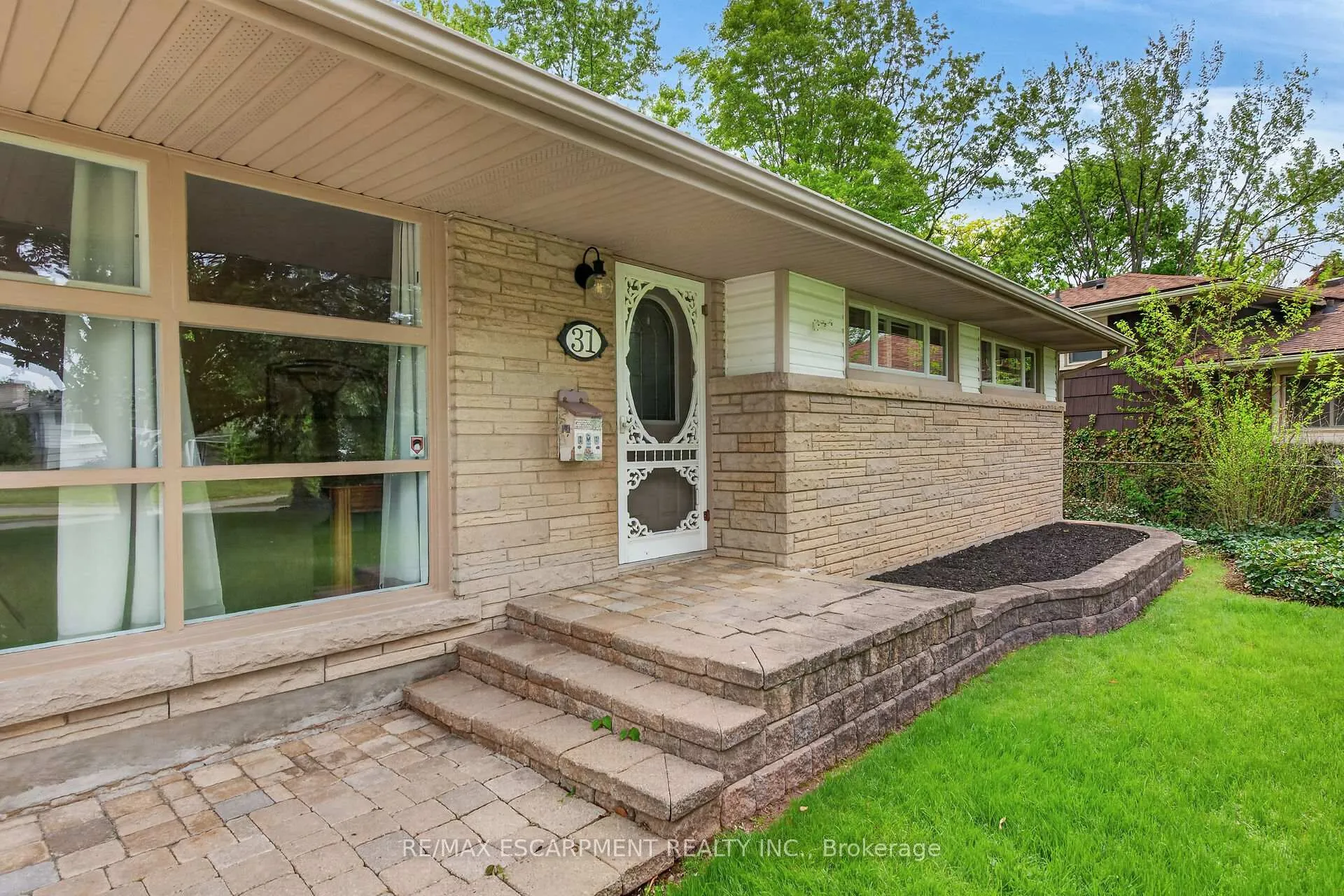 Photo 4 of 31 Larchwood Drive, St. Catharines, Glendale/Glenridge — HOMEH