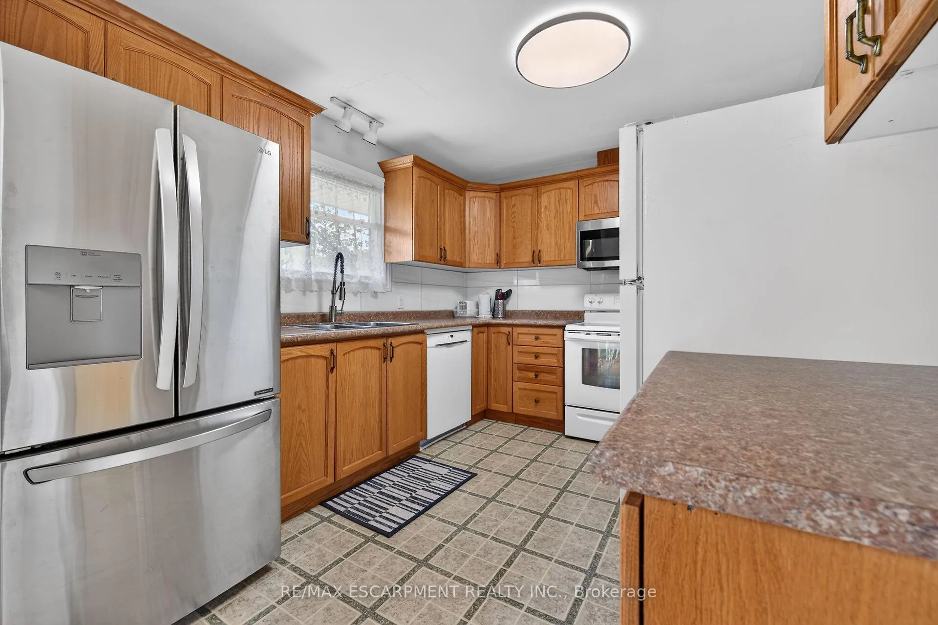 Photo 16 of 31 Larchwood Drive, St. Catharines, Glendale/Glenridge — HOMEH