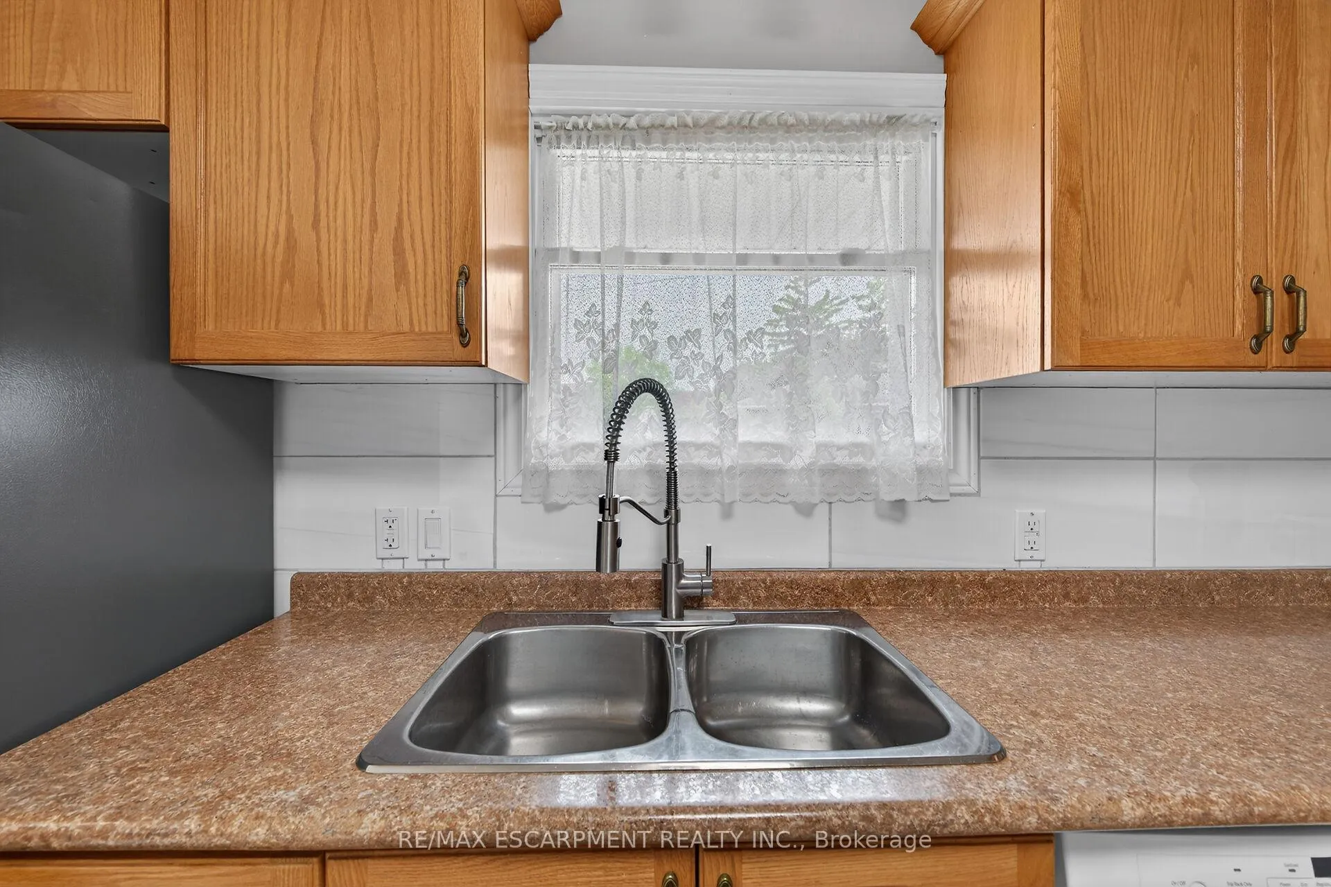 Photo 18 of 31 Larchwood Drive, St. Catharines, Glendale/Glenridge — HOMEH