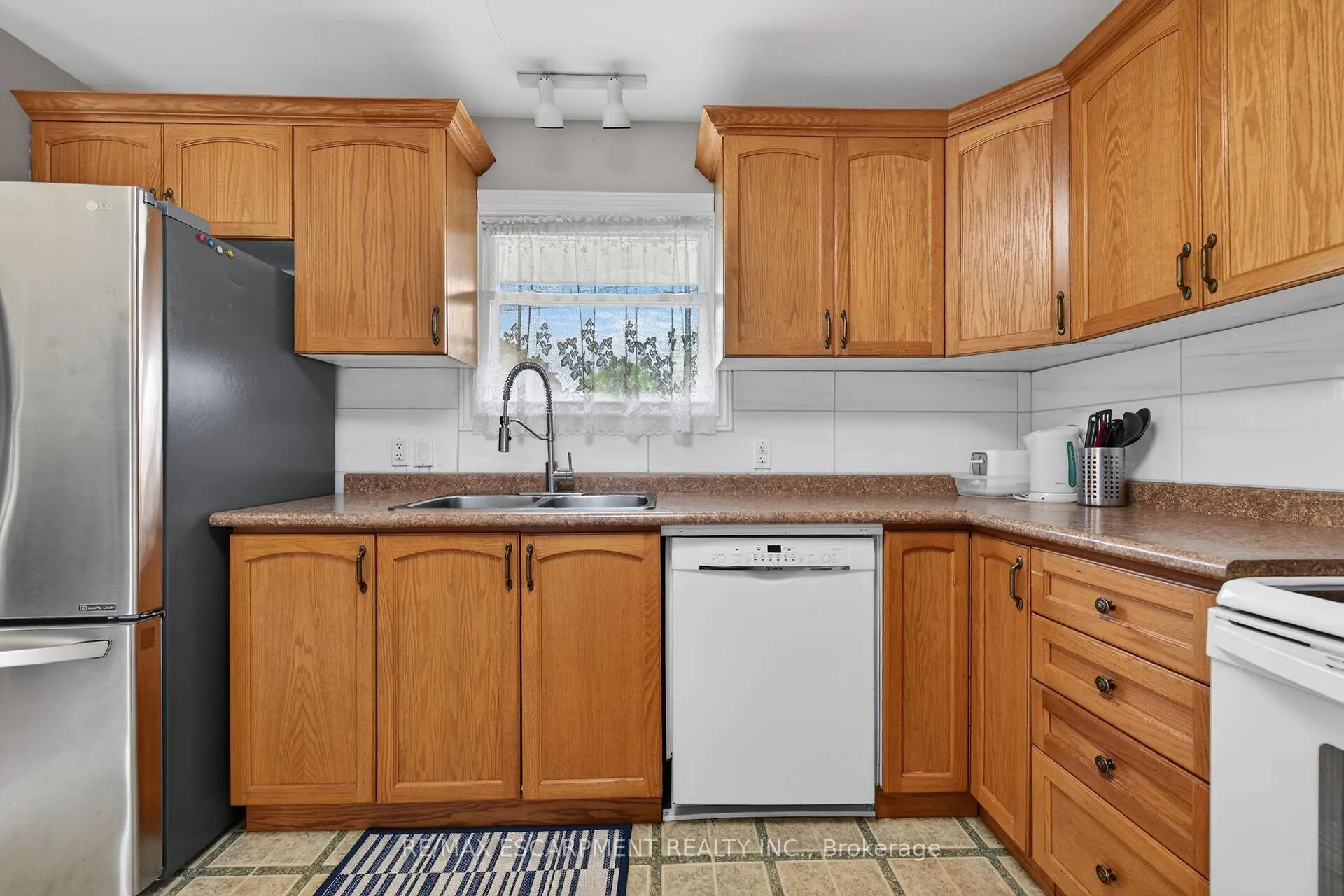 Photo 20 of 31 Larchwood Drive, St. Catharines, Glendale/Glenridge — HOMEH