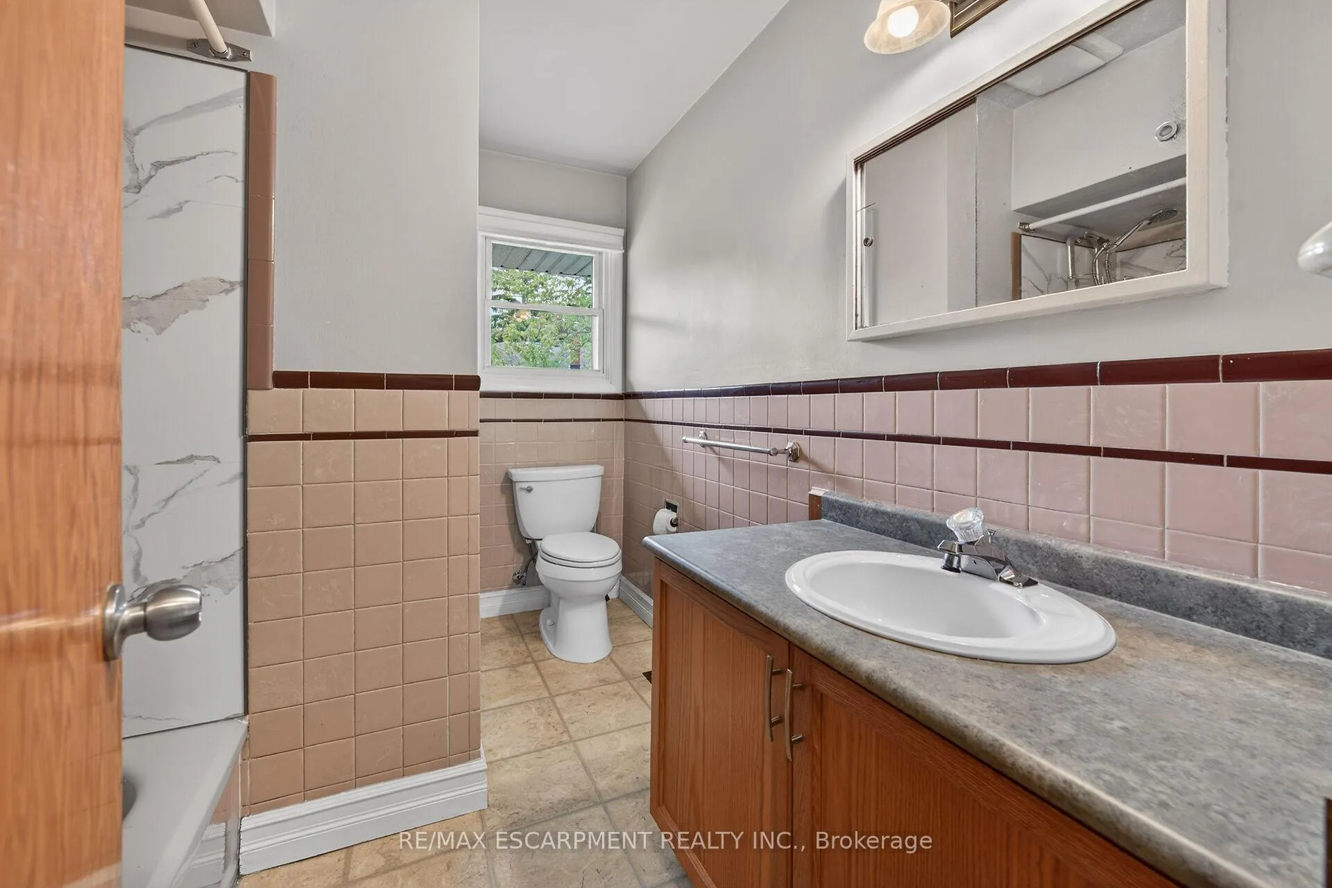 Photo 24 of 31 Larchwood Drive, St. Catharines, Glendale/Glenridge — HOMEH