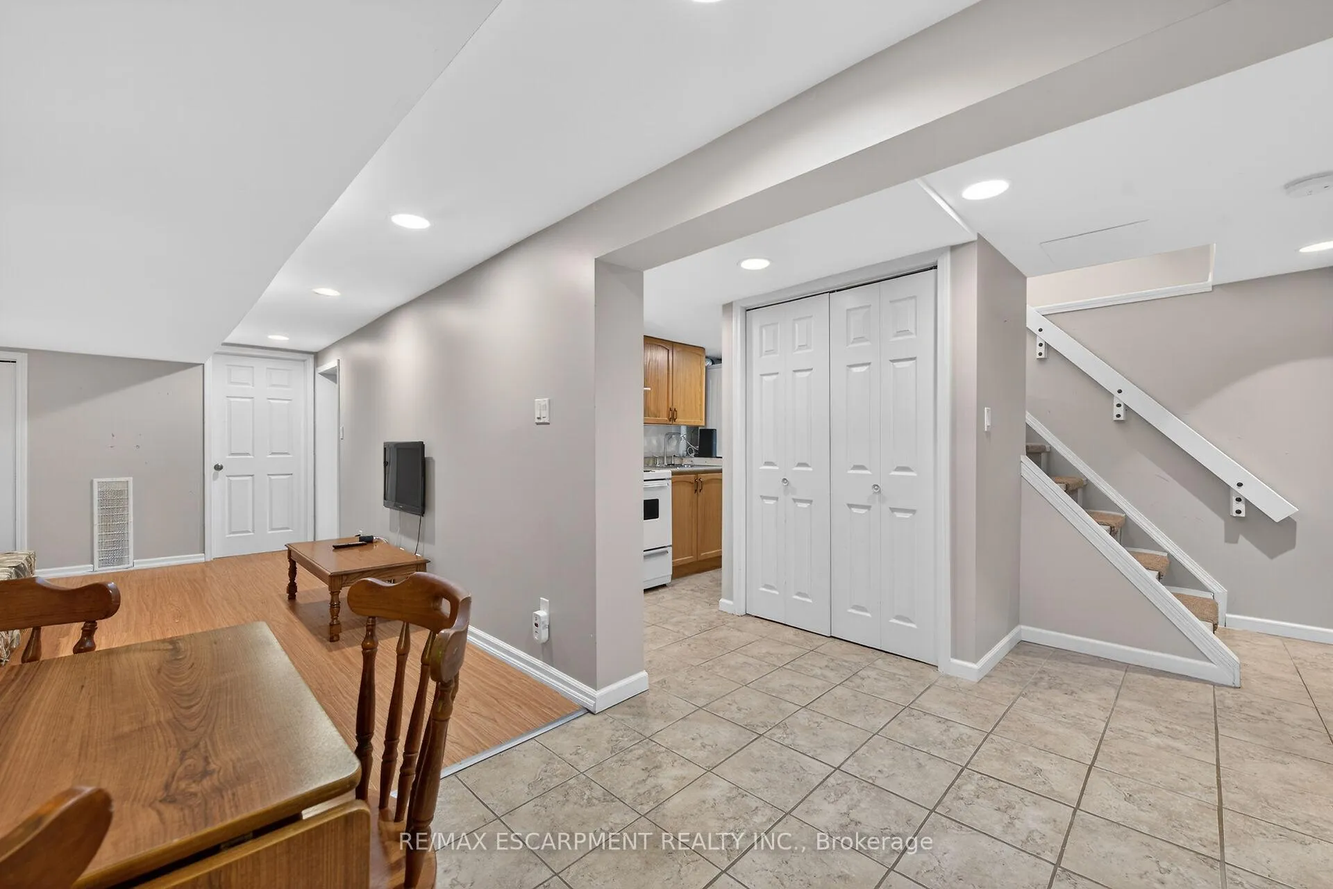 Photo 32 of 31 Larchwood Drive, St. Catharines, Glendale/Glenridge — HOMEH