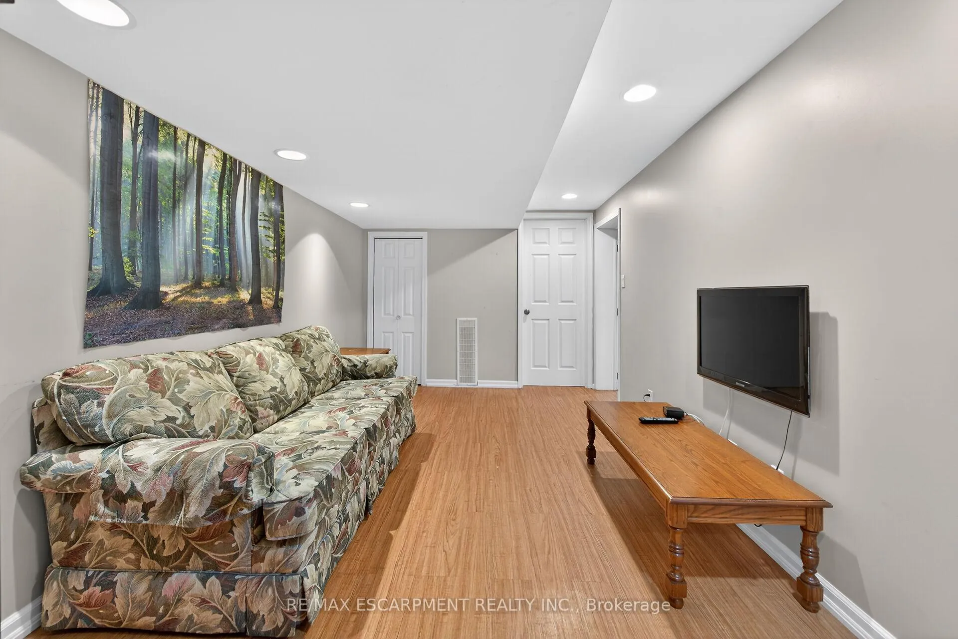 Photo 34 of 31 Larchwood Drive, St. Catharines, Glendale/Glenridge — HOMEH