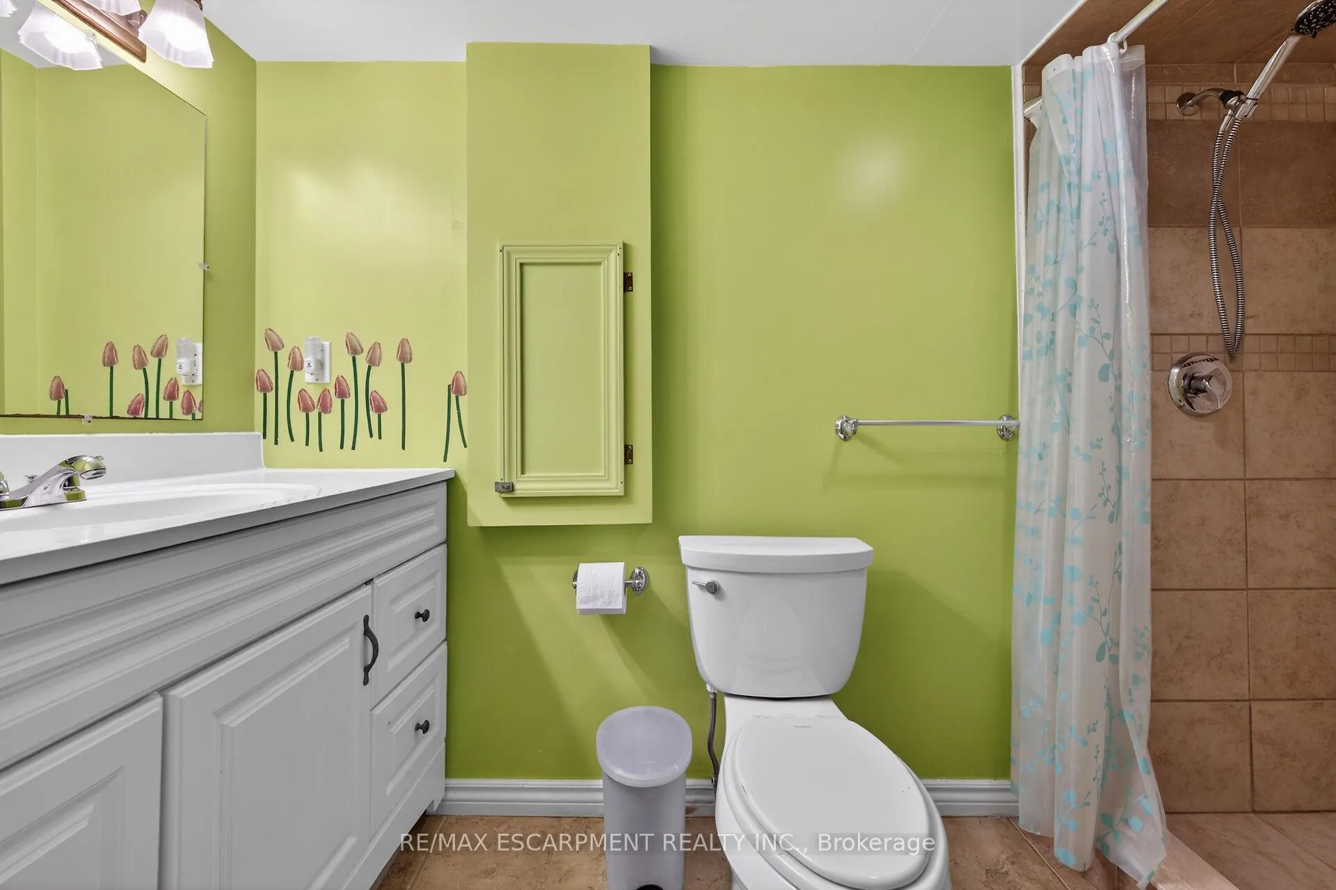 Photo 40 of 31 Larchwood Drive, St. Catharines, Glendale/Glenridge — HOMEH