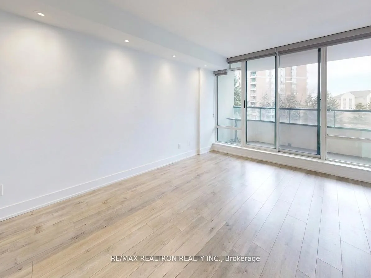 Photo 7 of Unit 406, 120 Promenade Circle, Vaughan, Brownridge — HOMEH