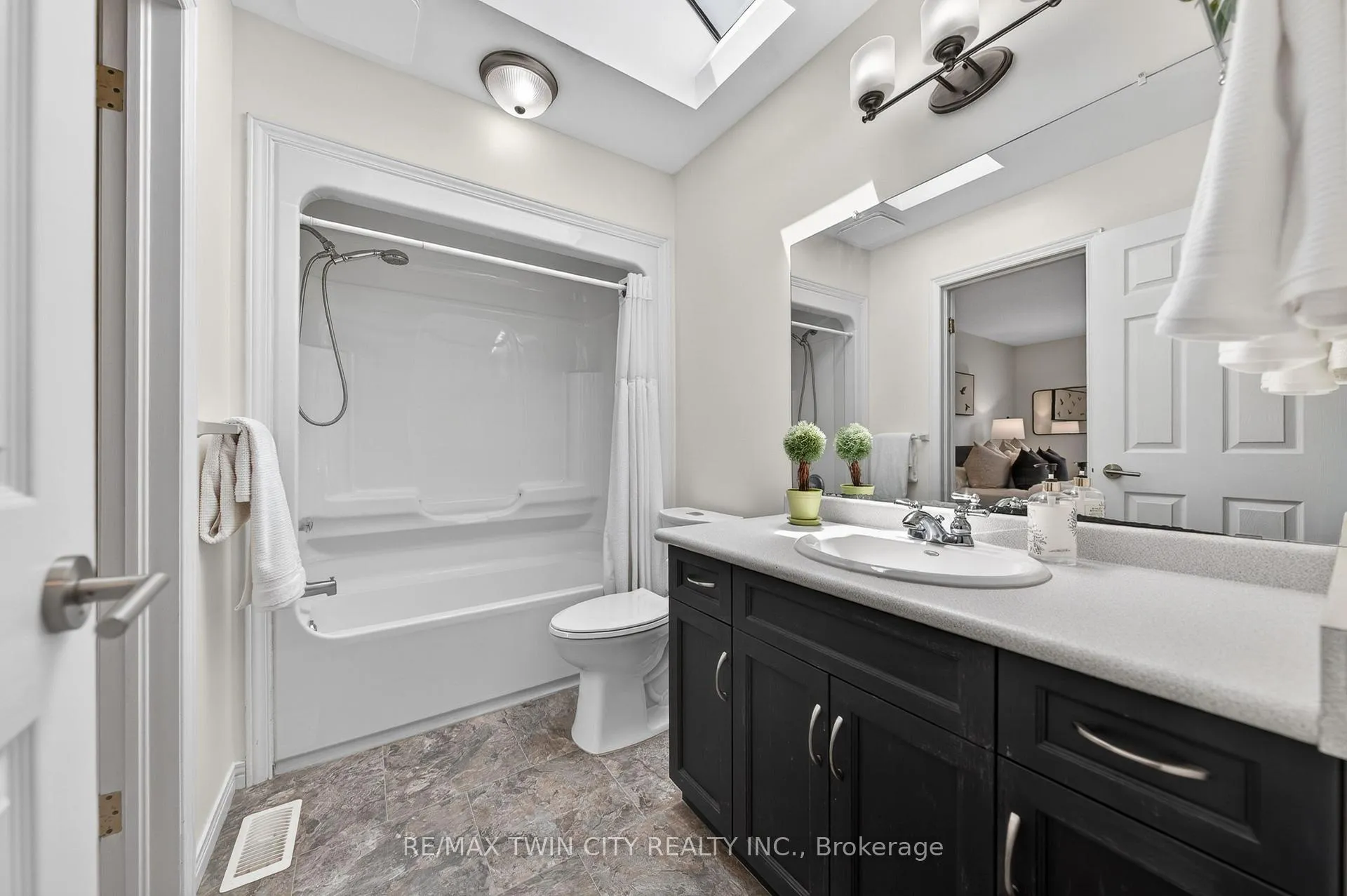 Photo 33 of 514 Brentcliffe Drive, Waterloo — HOMEH