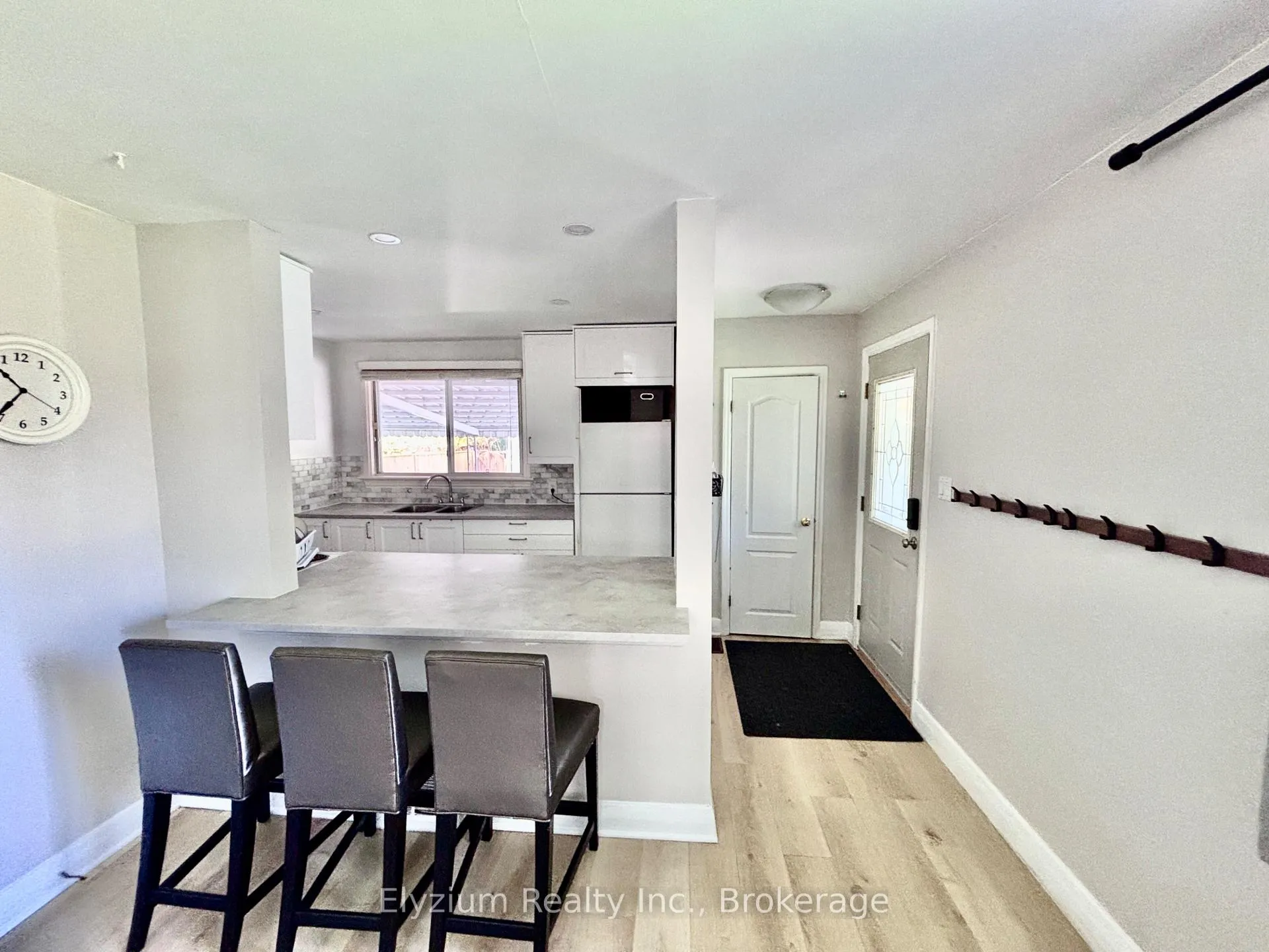 Photo 2 of 31 Vancouver Drive, Guelph, St. George's — HOMEH